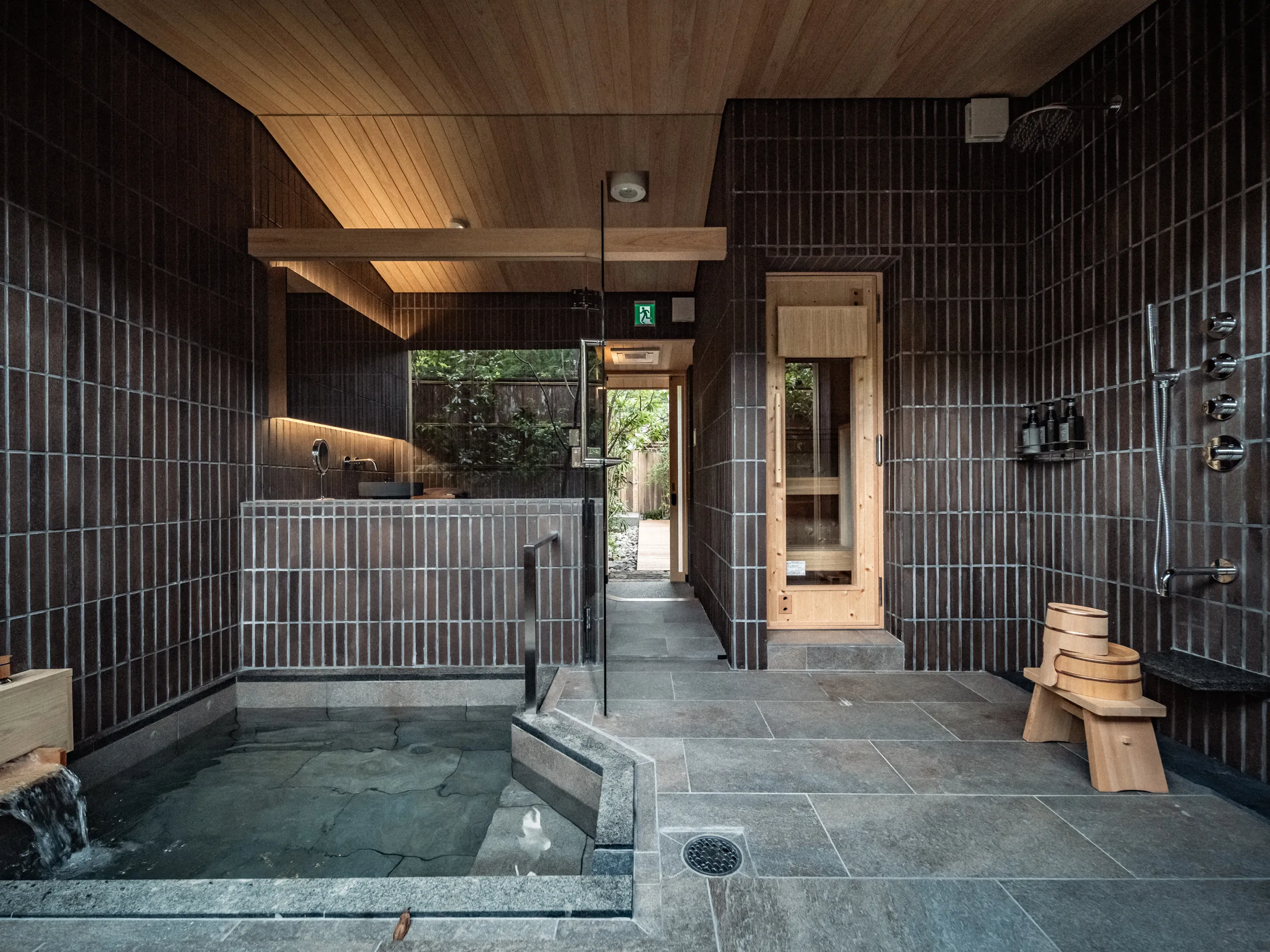 霧島温泉郷の源泉掛け流し露天風呂・サウナ・水風呂を備えた離れの貸切温浴施設「miyu」