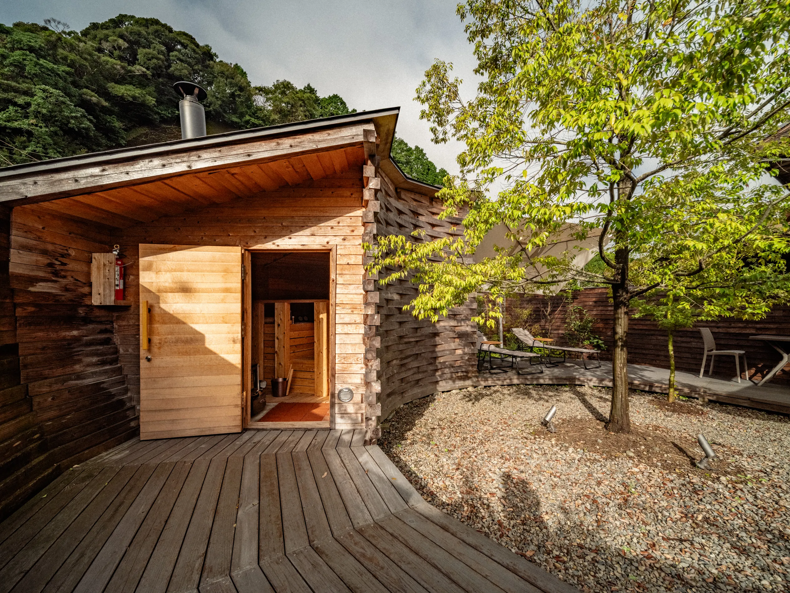 霧島温泉郷の源泉掛け流し露天風呂・サウナ・水風呂を備えた離れの貸切温浴施設「miyu」